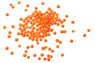 Beyaz arka planda izole edilmiş kırmızı mercimek. Üst görünüm.