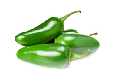 Jalapeno biberleri beyaz arka planda izole edilmiş. Yeşil biber. Capsicum yıllık