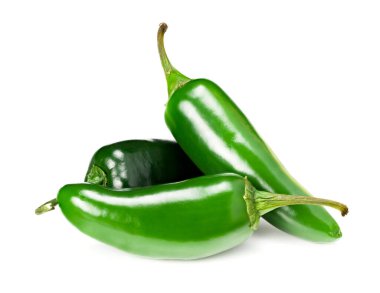 Jalapeno biberleri beyaz arka planda izole edilmiş. Yeşil biber. Capsicum yıllık