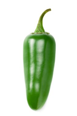 Jalapeno biberleri beyaz arka planda izole edilmiş. Yeşil biber. Capsicum yıllık.