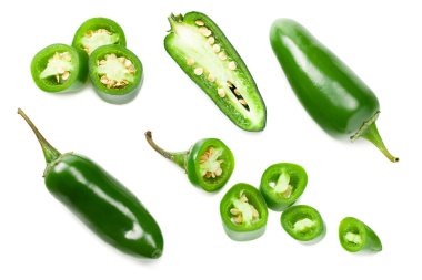Dilimlenmiş jalapeno biberleri beyaz arka planda izole edilmiş. Yeşil biber. Capsicum Annuum. en üstteki görünüm