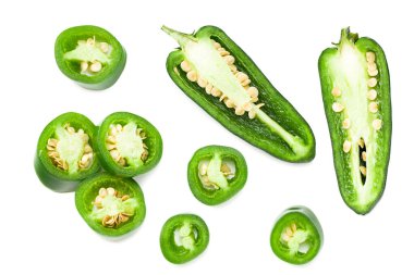 Dilimlenmiş jalapeno biberleri beyaz arka planda izole edilmiş. Yeşil biber. Capsicum Annuum. en üstteki görünüm