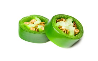 Dilimlenmiş jalapeno biberleri beyaz arka planda izole edilmiş. Yeşil biber. Capsicum yıllık