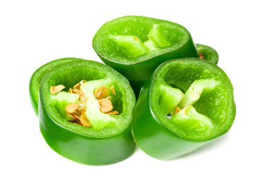 Dilimlenmiş jalapeno biberleri beyaz arka planda izole edilmiş. Yeşil biber. Capsicum yıllık