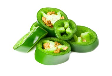 Dilimlenmiş jalapeno biberleri beyaz arka planda izole edilmiş. Yeşil biber. Capsicum yıllık