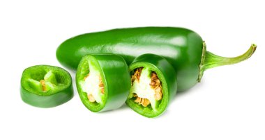 Dilimlenmiş jalapeno biberleri beyaz arka planda izole edilmiş. Yeşil biber. Capsicum yıllık