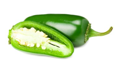 Dilimlenmiş jalapeno biberleri beyaz arka planda izole edilmiş. Yeşil biber. Capsicum yıllık.