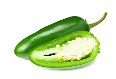 Dilimlenmiş jalapeno biberleri beyaz arka planda izole edilmiş. Yeşil biber. Capsicum yıllık.