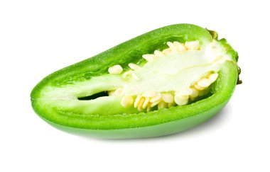 Dilimlenmiş jalapeno biberleri beyaz arka planda izole edilmiş. Yeşil biber. Capsicum yıllık.