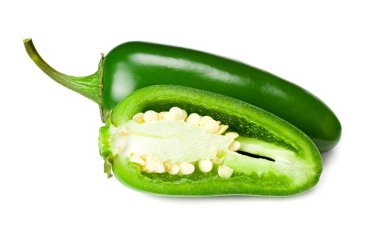 Dilimlenmiş jalapeno biberleri beyaz arka planda izole edilmiş. Yeşil biber. Capsicum yıllık.
