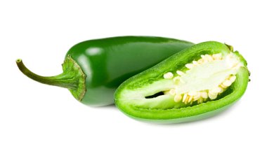 Dilimlenmiş jalapeno biberleri beyaz arka planda izole edilmiş. Yeşil biber. Capsicum yıllık.