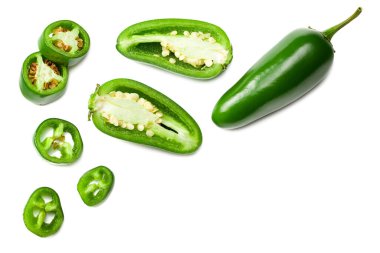 Dilimlenmiş jalapeno biberleri beyaz arka planda izole edilmiş. Yeşil biber. Capsicum Annuum. en üstteki görünüm