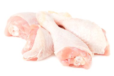 Beyaz arka planda izole edilmiş çiğ tavuk bacakları