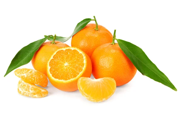 Mandarine Mit Scheiben Und Grünen Blättern Isoliert Auf Weißem Hintergrund — Stockfoto