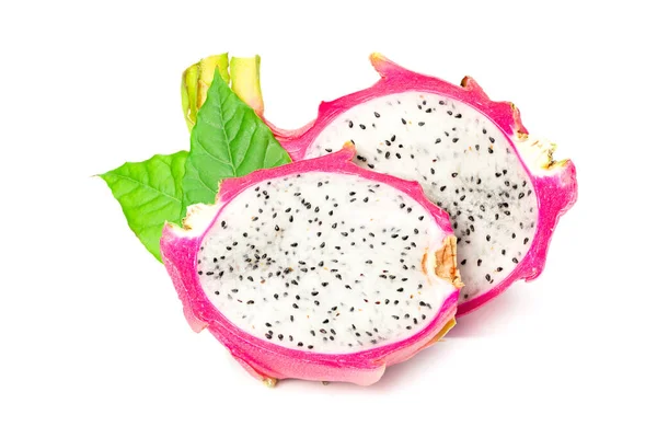 Pokrojone Dojrzałe Owoce Smoka Zielonymi Liśćmi Wyizolowanymi Białym Tle Pitaya — Zdjęcie stockowe