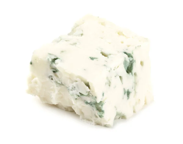 用白色底色隔离的蓝色奶酪切碎 — 图库照片
