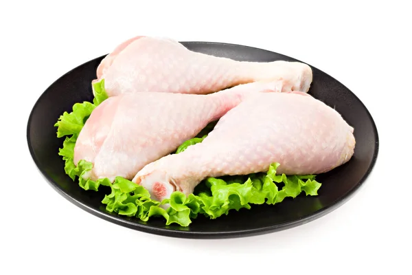 Rohe Hühnerkeulen Auf Schwarzem Teller Isoliert Auf Weißem Hintergrund — Stockfoto