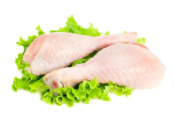 Rohe Hühnerkeulen Und Grüner Salat Isoliert Auf Weißem Hintergrund — Stockfoto