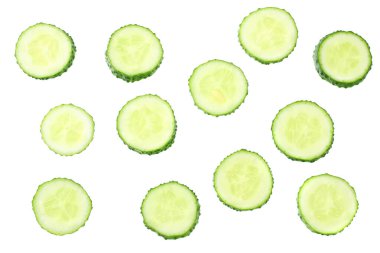 Beyaz arka planda izole edilmiş taze salatalık dilimleri. Üst görünüm