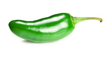 Jalapeno biberleri beyaz arka planda izole edilmiş yıllık Capsicum meyveleri.