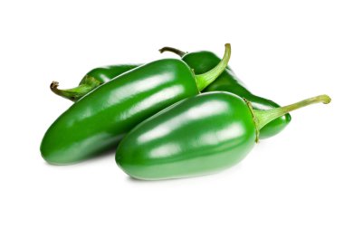 Jalapeno biberleri beyaz arka planda izole edilmiş yıllık Capsicum meyveleri.