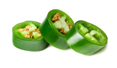 Dilimlenmiş jalapeno biberleri beyaz arka planda izole edilmiş. Yeşil biber. Capsicum yıllık.