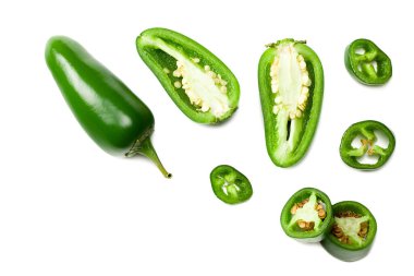 Dilimlenmiş jalapeno biberleri beyaz arka planda izole edilmiş. Yeşil biber. Capsicum Annuum. en üstteki görünüm