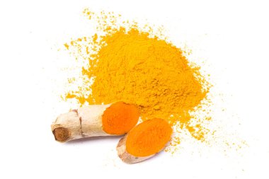 Beyaz arka planda izole edilmiş zerdeçal tozu. Üst görünüm.