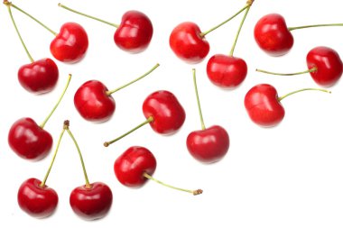 Kırmızı kiraz beyaz arka planda izole edilmiş. Üst görünüm