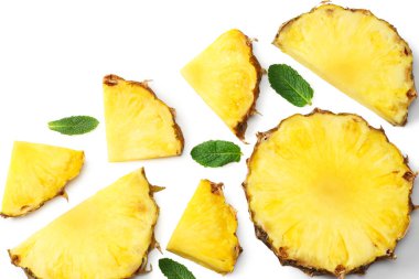 Beyaz arka planda izole edilmiş dilimlenmiş olgun ananas. Sağlıklı geçmiş. en üstteki görünüm