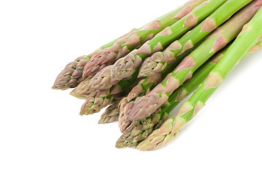 Taze yeşil kuşkonmaz beyaz arka planda izole