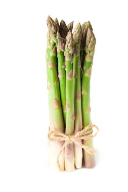 Taze yeşil kuşkonmaz beyaz arka planda izole