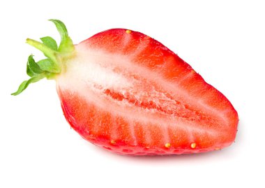 Beyaz arka planda dilimlenmiş çilek. makro
