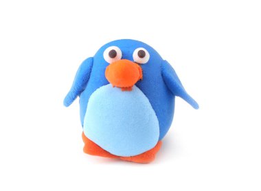 Çocuğun balçık pengueni beyaz arka planda izole edilmiş.