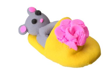 Spor ayakkabılı plastik fare beyaz arka planda izole edilmiş. Kil modelleme