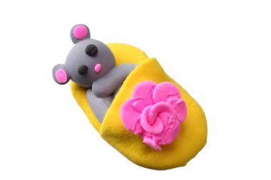 Spor ayakkabılı plastik fare beyaz arka planda izole edilmiş. Kil modelleme