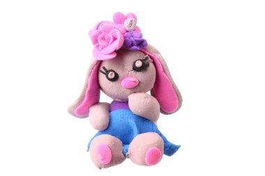 Beyaz arka planda izole edilmiş plastik tavşan. Kil modelleme