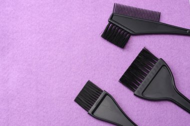 Pembe keçeli arka plandaki berber aletleri. en üstteki görünüm