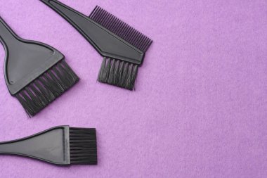 Pembe keçeli arka plandaki berber aletleri. en üstteki görünüm