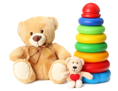 Oyuncak ayıcıklı plastik oyuncak piramidi beyaz arka planda izole edilmiş