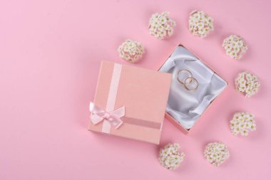 Pembe arka planda alyanslar. en üstteki görünüm