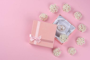 Pembe arka planda alyanslar. en üstteki görünüm