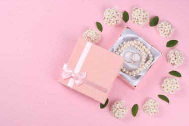 Pembe arka planda alyanslar. en üstteki görünüm