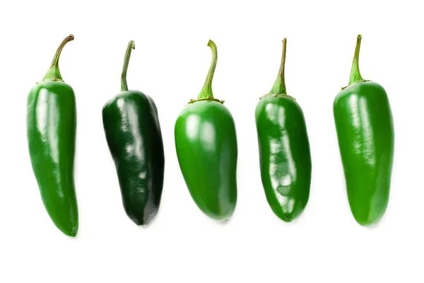 Jalapeno Biberleri Beyaz Arka Planda Izole Edilmiş Yeşil Biber Capsicum — Stok fotoğraf