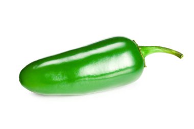 Jalapeno biberleri beyaz arka planda izole edilmiş yıllık Capsicum meyveleri.