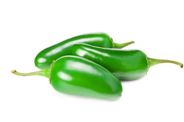Jalapeno biberleri beyaz arka planda izole edilmiş yıllık Capsicum meyveleri.