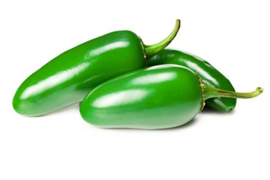 Jalapeno biberleri beyaz arka planda izole edilmiş yıllık Capsicum meyveleri.
