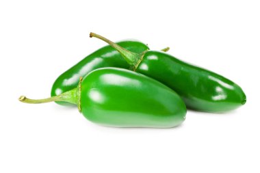 Jalapeno biberleri beyaz arka planda izole edilmiş yıllık Capsicum meyveleri.