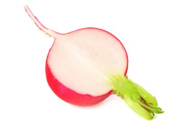 Beyaz arka planda dilimlenmiş taze turp.