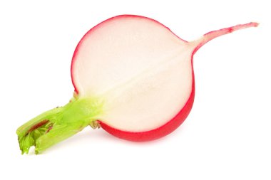 Beyaz arka planda dilimlenmiş taze turp.